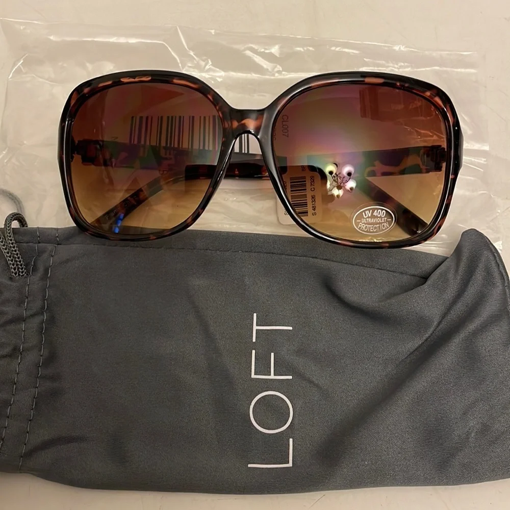 - New Loft Rectangle sunglasses print black.